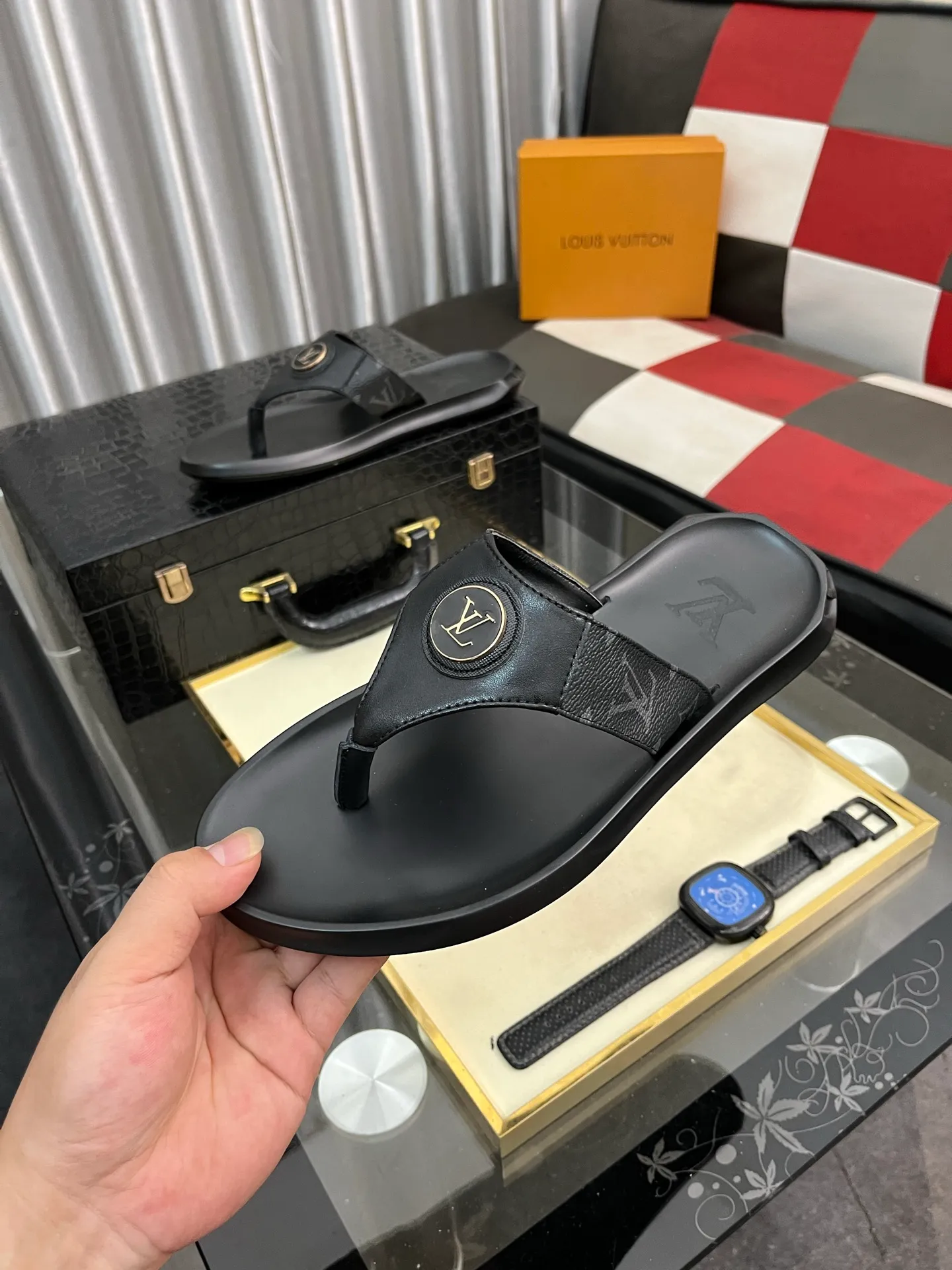 Men's shoes 💰260⌚️⌚️lv-Louis Vuitton) new men's sandals, high-end boutique, exquisite embossed logo decoration on the upper, fine workmanship, super soft soles, casual, loose and comfortable, a must-have in summer! \nsize: 38-443️⃣Colors available